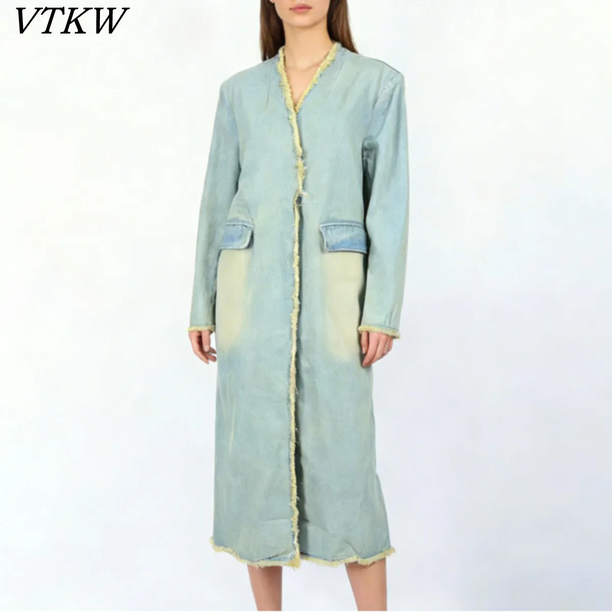 

VTKW 2026 Новинка: Женское макси-платье из светло-голубого денима с V-образным вырезом, необработанными краями, пуговицами спереди, карманами, длинными рукавами, эффектом потертости, повседневное