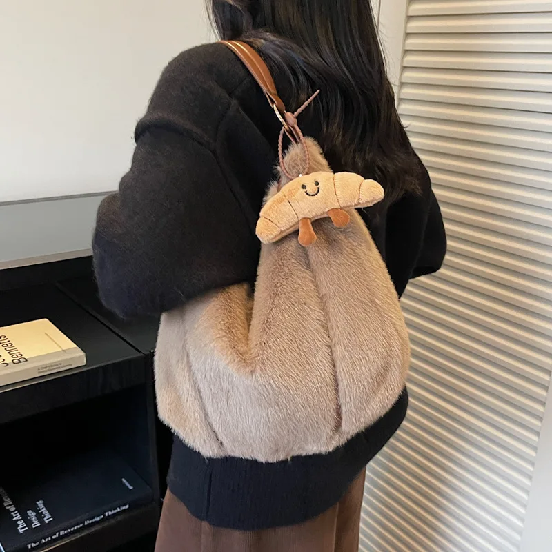 حقيبة هوبو كاجوال ناعمة منفوشة للنساء حقيبة كتف بسيطة ومتعددة الاستخدامات حقيبة تخزين ذات سعة كبيرة للركاب في الشتاء