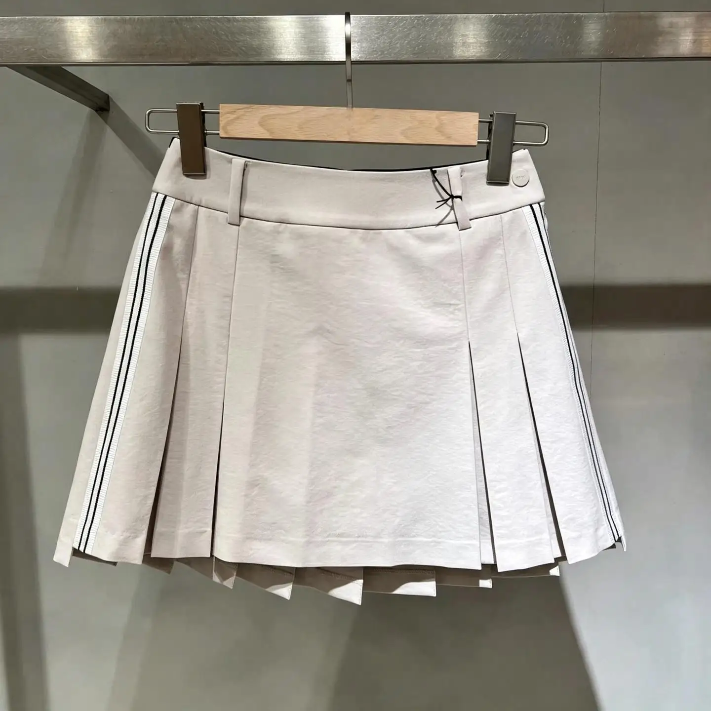 2026 Female Golf Pleated Skort New Style Breathable Wrinkle Resistant Fabric Built‑In Safety Shorts Outdoor Sports Skirt