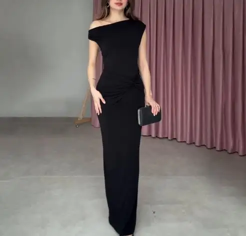 فستان ضيق مطوي بياقة مائلة بدون أكمام بلون سادة لعام 2025 للسيدات في الصيف، فستان أنيق للولائم معانقة على الورك