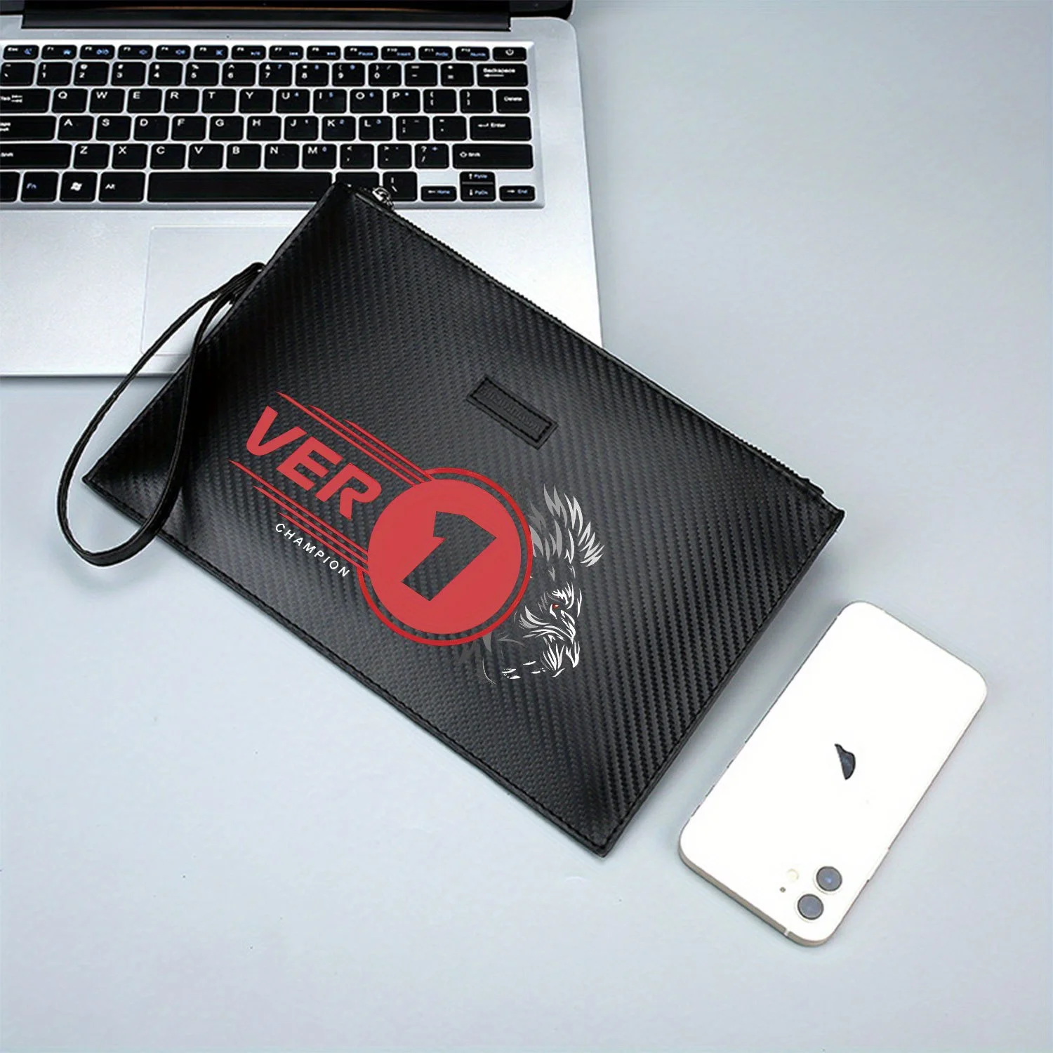 Голова льва с графическим номером и кругом. Элегантная мужская сумка из искусственной кожи с принтом. Модная и практичная для повседневной носки.