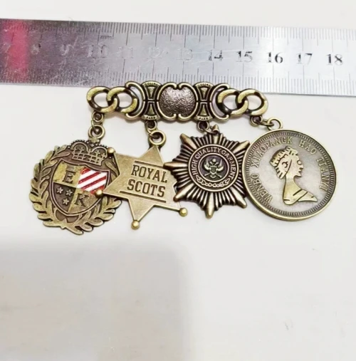 Badge brooch wholesale in stock retro British style chest flower college style