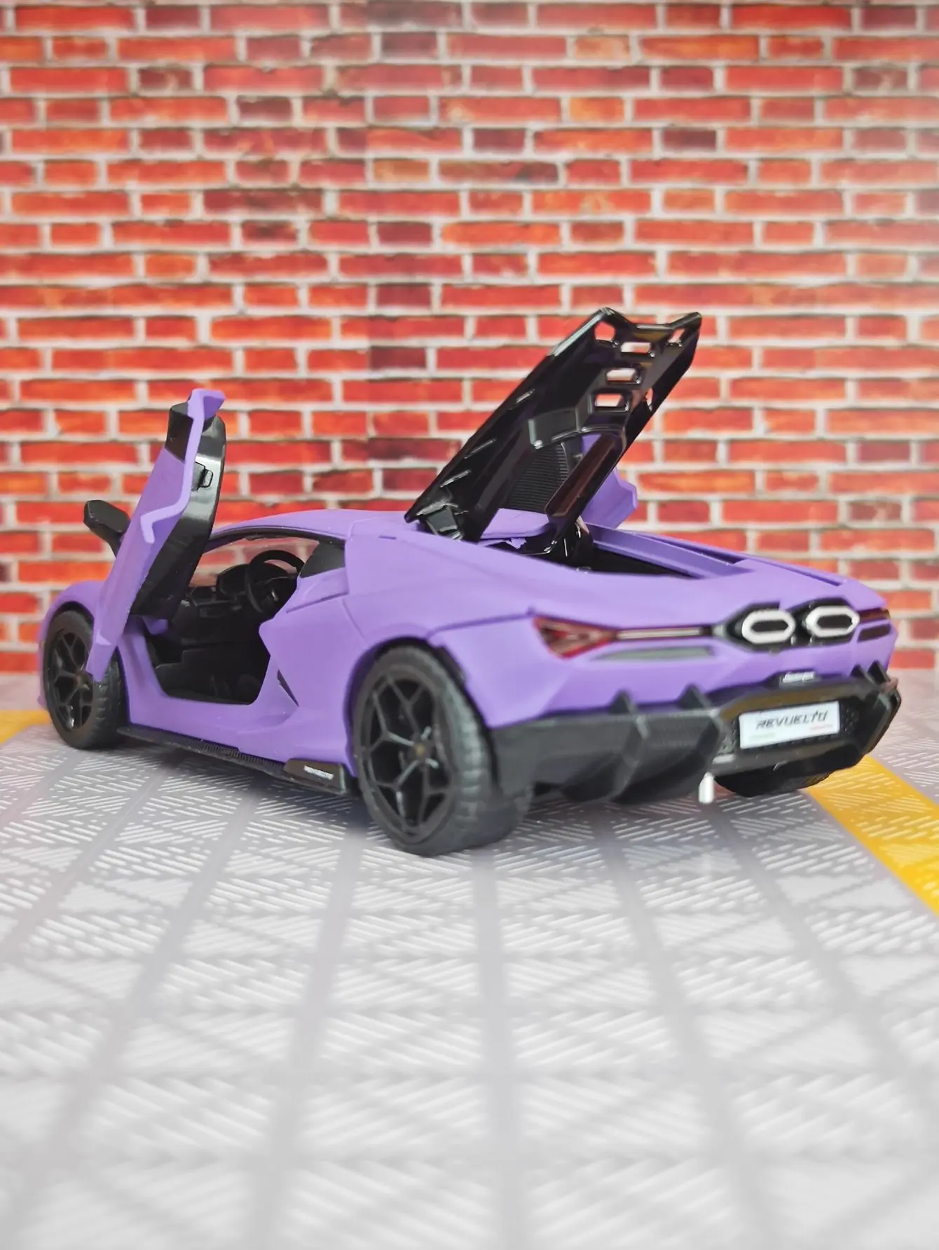 1: 32 لامبورغيني ريفولتو سبيكة سيارة خارقة نموذج الحلي جمع الباب يمكن فتح سيارة لعبة قابلة للسحب بصري صوتي للأطفال