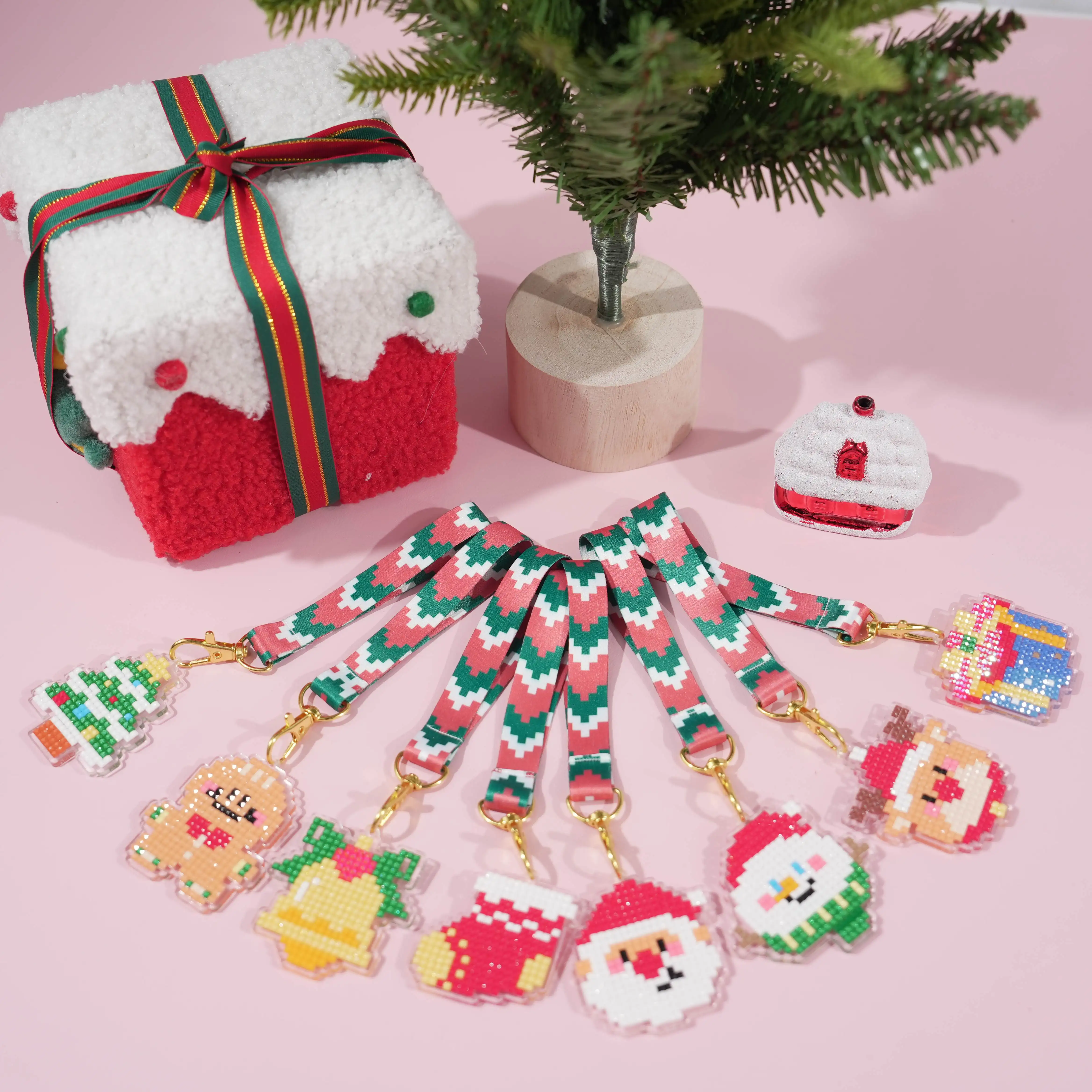 8Pcs Christmas Pixel Diamond Painting Keychain Kit,DIY 5D Full Square Drill Ornament Set,Xmas Tree Hanging Pendant Handmade Bag.