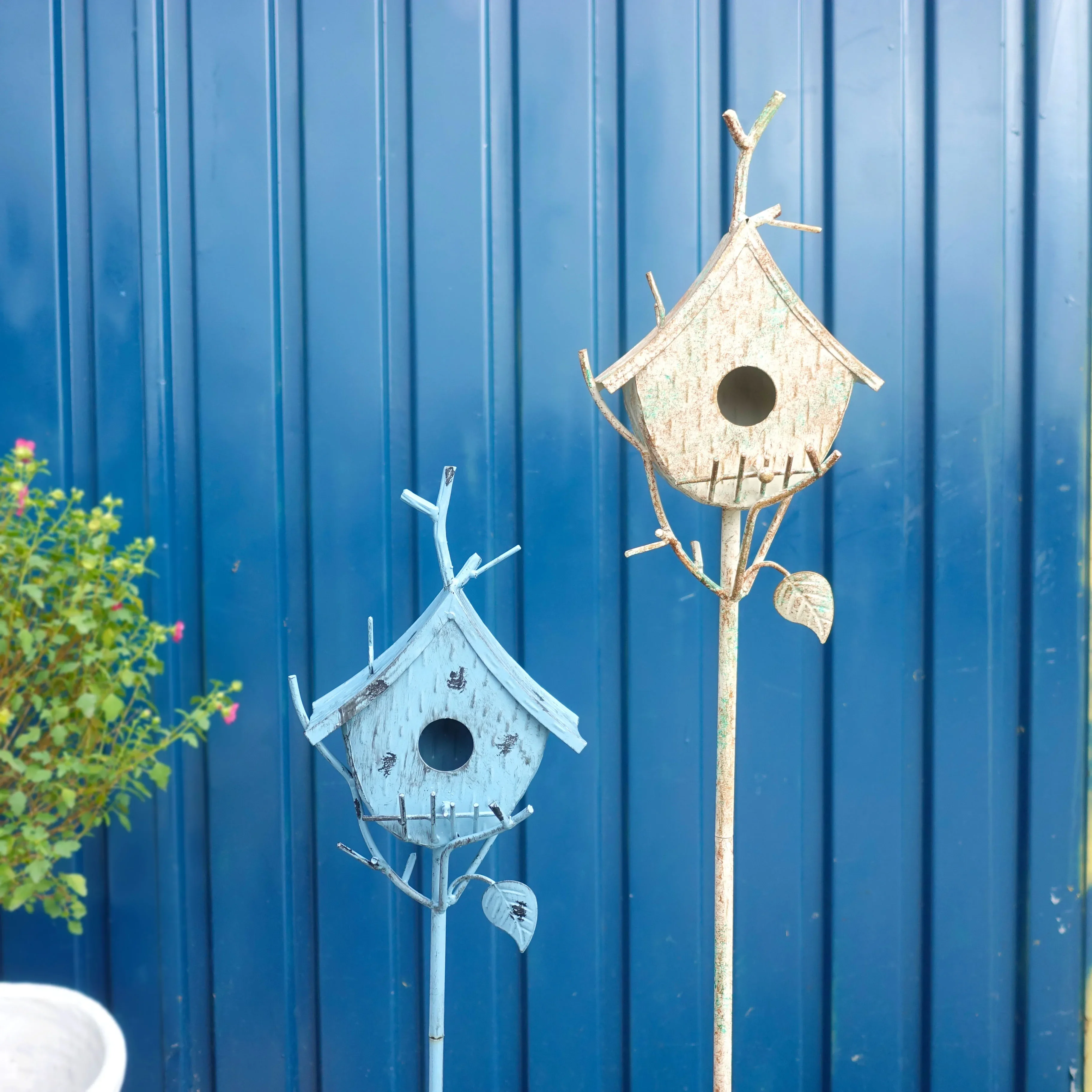 Wrought iron small tree house flower insert, bird house white old, blue European country style garden garden decoration ornament
