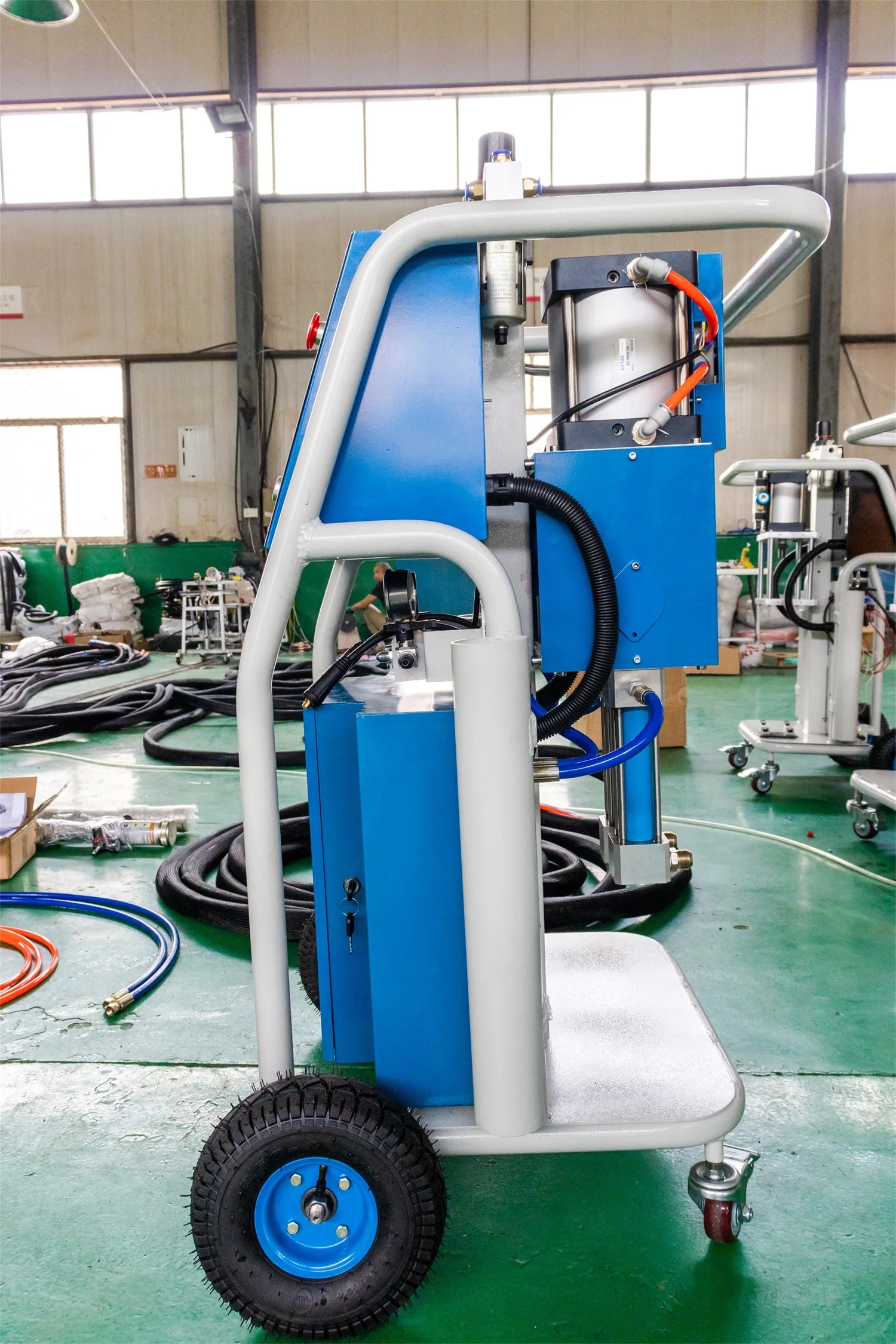 Ergonomic Polyurea Spraying Machine with Comfortable Handles for Operator Ease