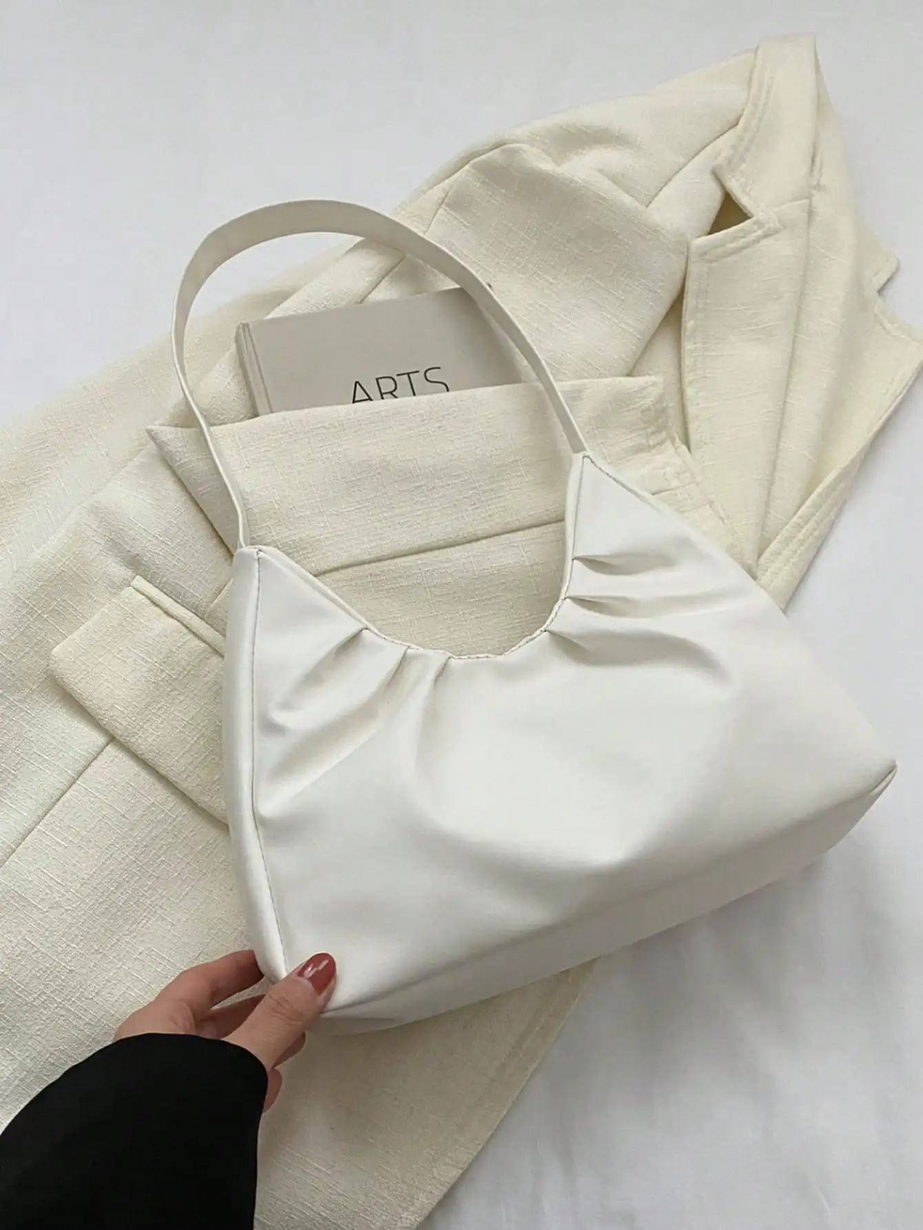 

Кремовая плиссированная сумка с верхней ручкой, структурированным силуэтом и гладкой отделкой