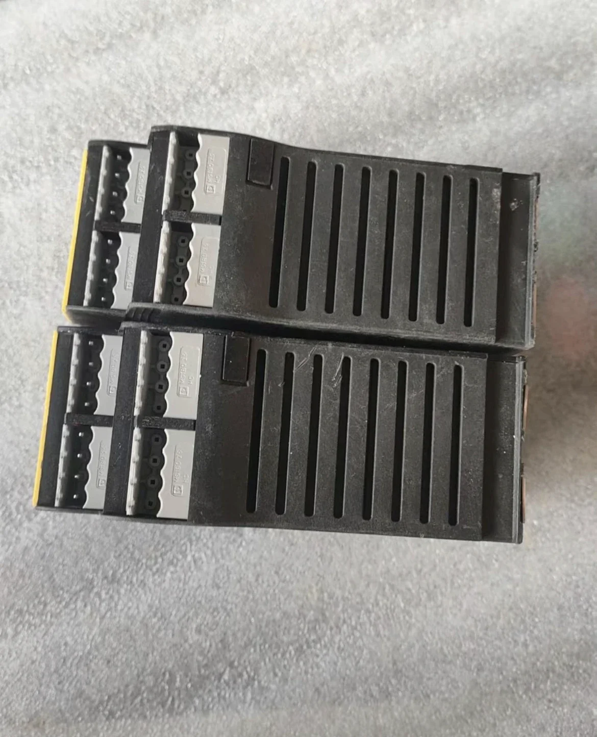 Sicherheitsrelais SRB-301HC/R-24V, normale Funktion, getestet in gutem Zustand