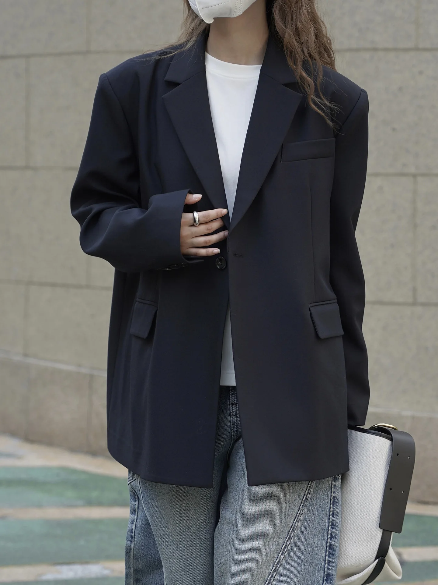 تصميم عصري على الطراز الكوري الجديد للشتاء مع فتحة مائلة وفتحة خلفية، بدلة فضفاضة مناسبة، سترة تنحيف للنساء