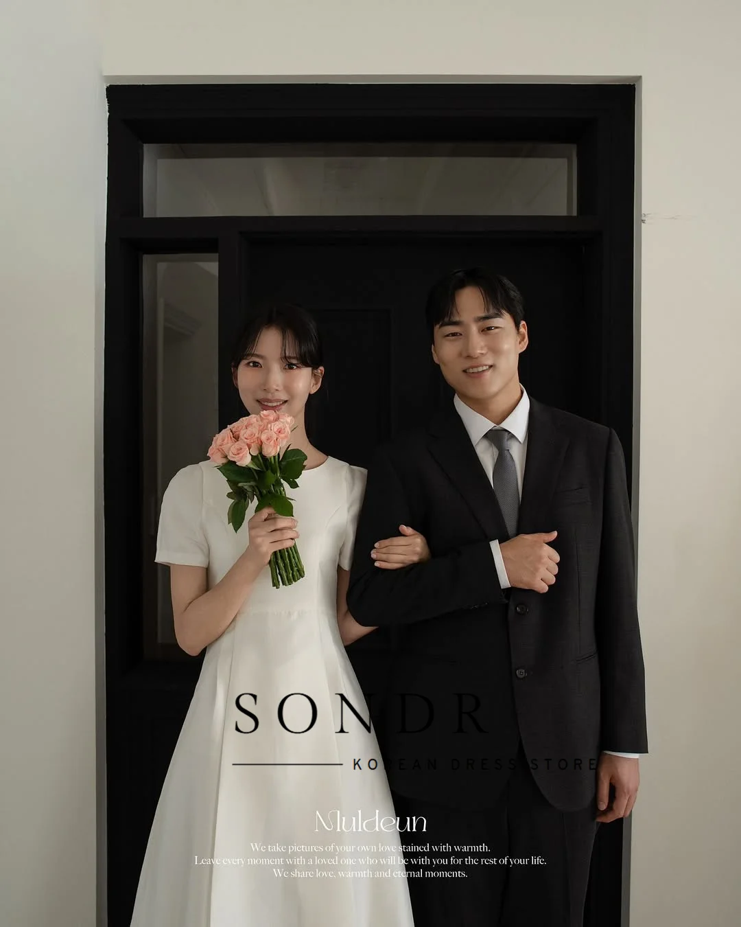 Sondr シンプルなサテン韓国のウェディングドレス スクープカラー 半袖 ブライダルガウン カスタマイズされた A ライン 写真撮影 セルフウェディングドレス