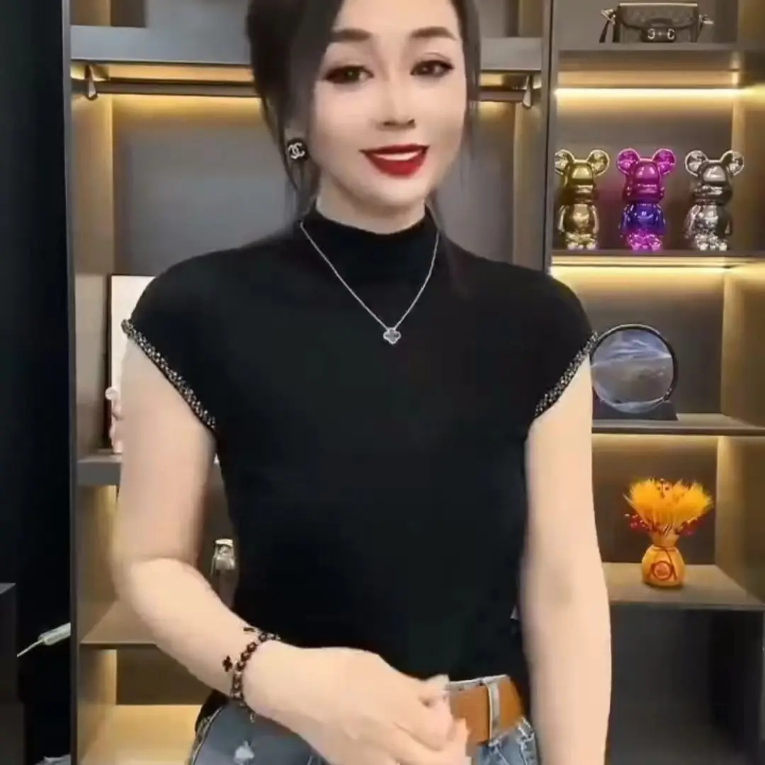 Nuova maglietta da donna a maniche corte con spalle scoperte e collo alto sottile alla moda per l'industria pesante alla moda