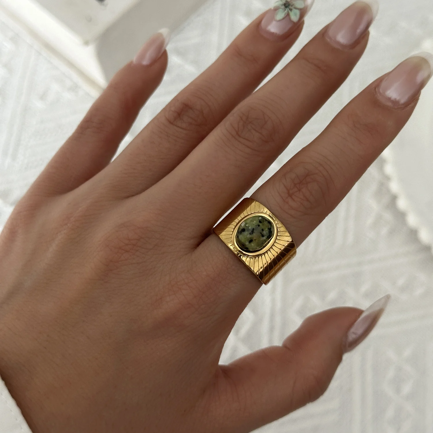 Vintage Naturstein Edelstahl-Ringe für Damen und Herren Trendige Vergoldete Hohle Geometrische Ringe Finger-Accessoires Schmuck