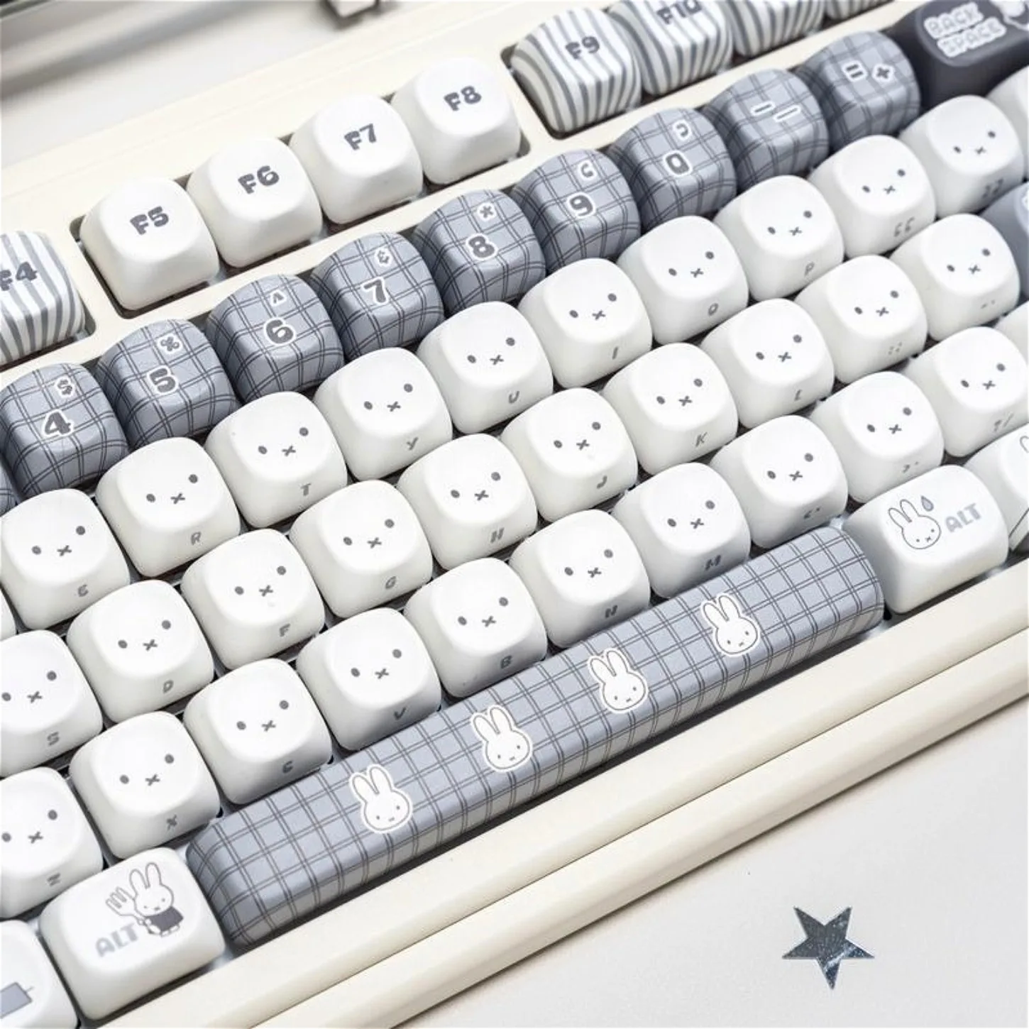 

MOA Cute Rabbit Keycap PBT Heat Sublimation 136 Key Mechanical Keyboard Keycap Compatible with 60/64/84/98/108 Keyboard