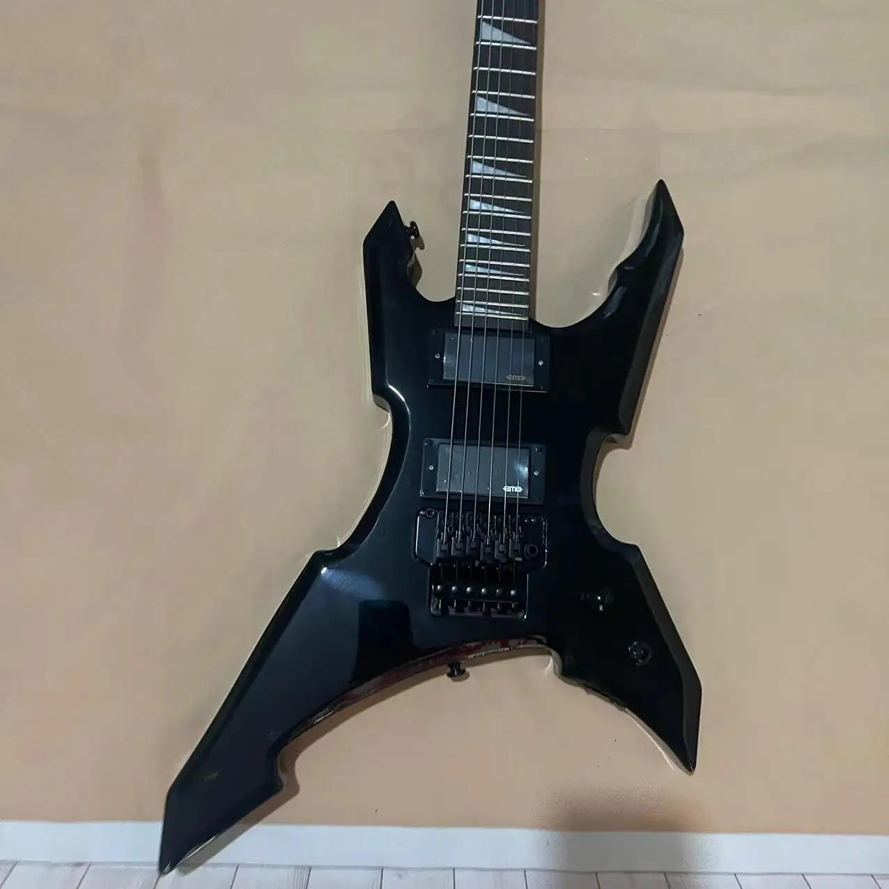 In stock, 6-chord shaped electric guitar with black body and double rocking vibrato pull string board. Real pictures of the ship