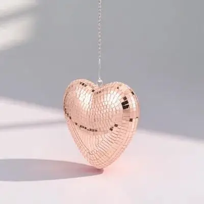 كرة ديسكو معلقة مزخرفة على شكل قلب كرة سطحية مرآة لحفلات الرقص وحفلات الزفاف والولائم الليلية