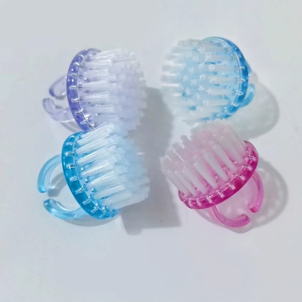 1 Stück Dreifarbiger Nagelring-Pinsel Multifunktionaler Handreinigungspinsel Nagelstaubbürste Tragbarer Maniküre-Reinigungspinsel Kleine Werkzeuge