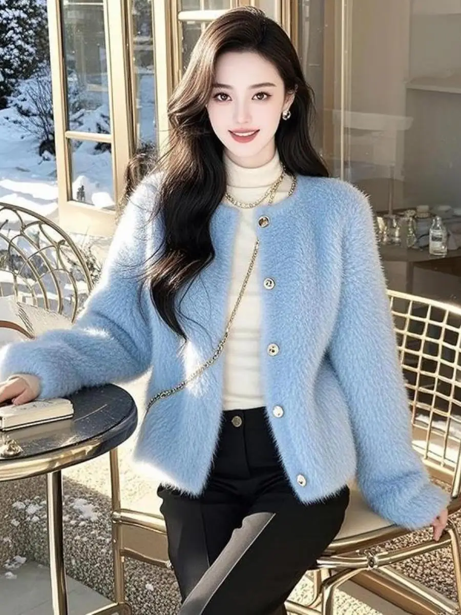 nuovo-cappotto-invernale-da-donna-2024-in-peluche-blu-ispessito-stile-piccola-fragranza-con-paraorecchie-alla-moda-e-accattivante