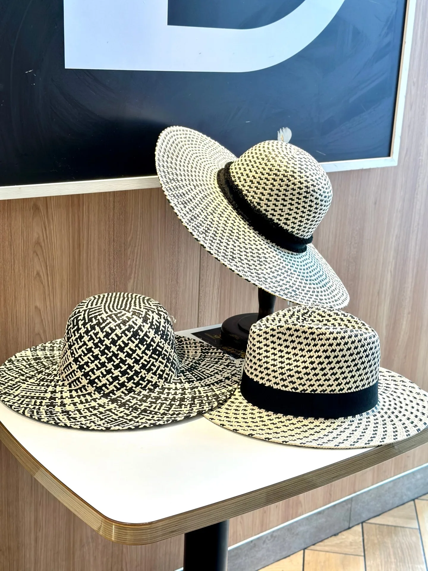 女性用つば広麦わら帽子春夏通気性ファッショナブル多用途ビーチ休暇日よけ帽子調節可能なバンド