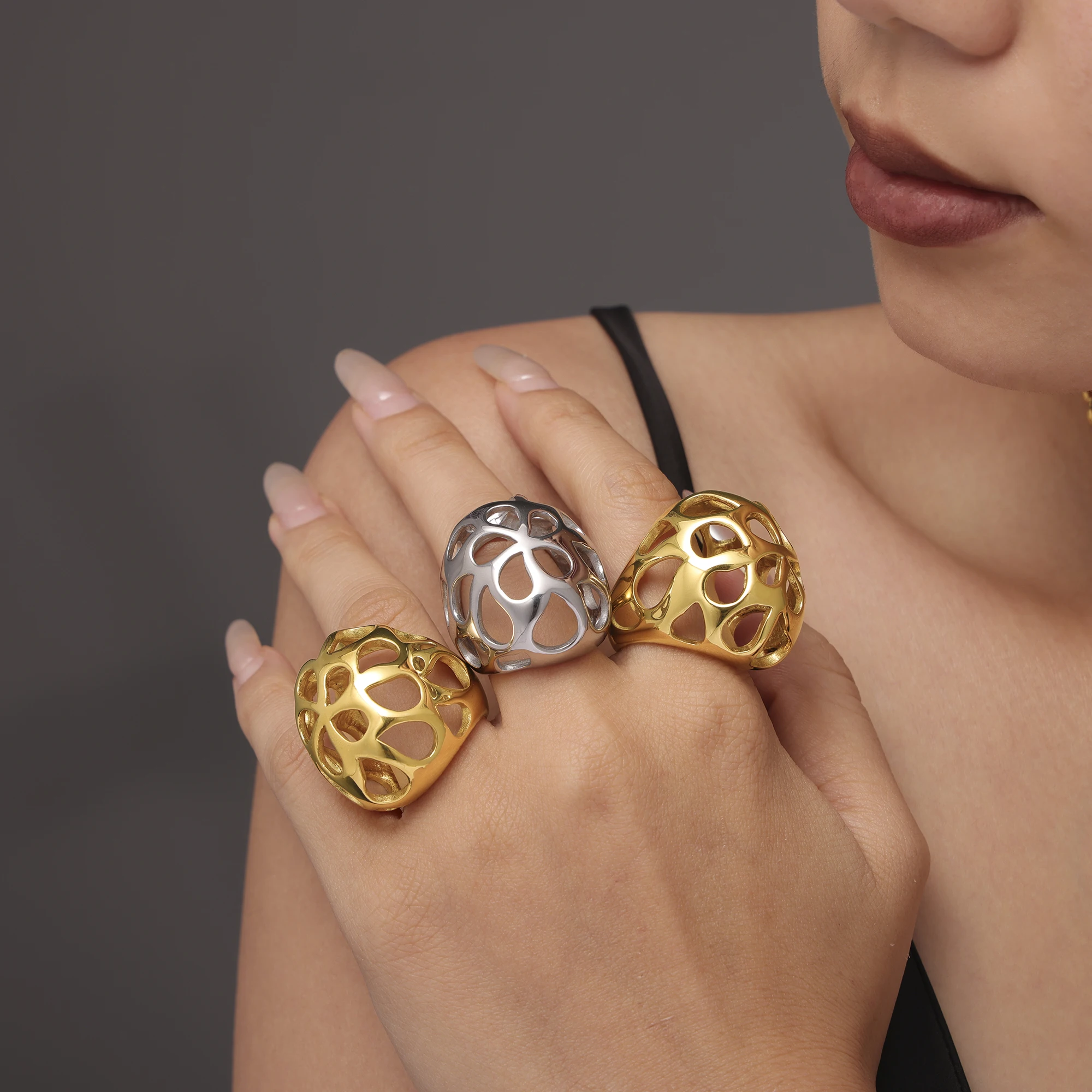 Unique Hollowed Sphere Ring For Women 18k Gold Plated Hyperbole Women\'s Stainless Steel Finger Rings Aesthetic Woman Jewelry