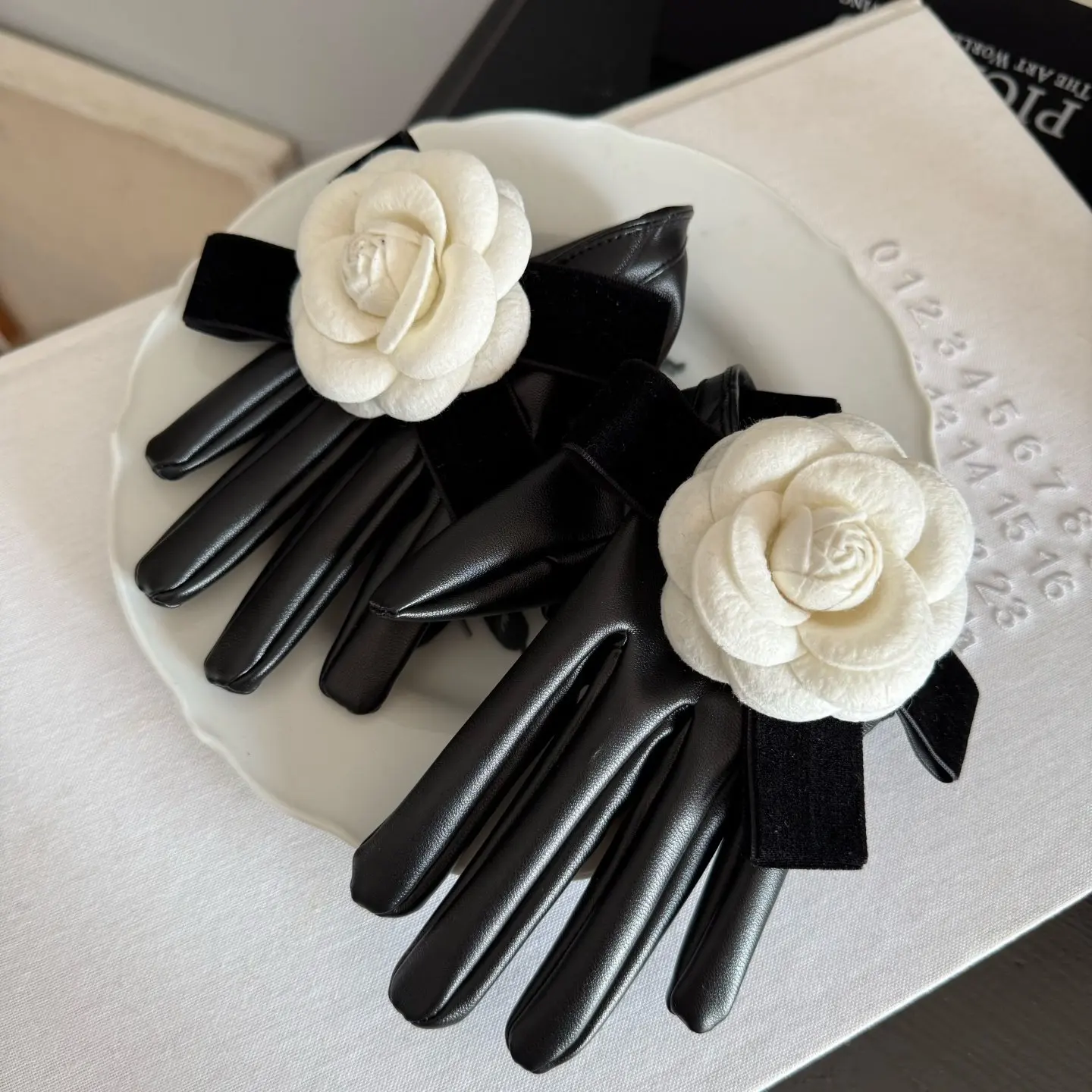 High-level Luxury Camellia Leather Gloves Korean Ins Style Hepburn Style Exquisite Dress Gloves Photo Props Bride Wedding Gloves