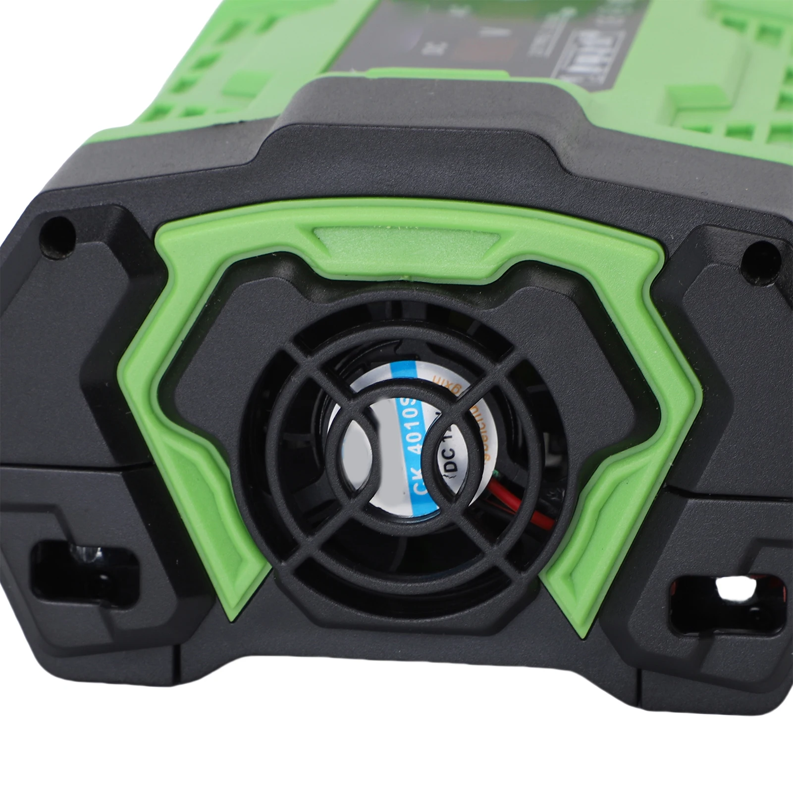 Przetwornica Samochodowa z Wieloma Ochronami, Inwerter Samochodowy 2xUSB C 2xUSB A, DC12V na AC220V 250W, Cyfrowy Wyświetlacz do Pojazdu