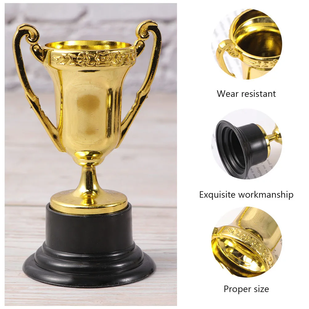 30pcs Mini premio dorato trofeo premi in plastica premi Decor bambini ricompensa giocattoli regalo piccoli trofeo trofeo giocattoli con Base nera