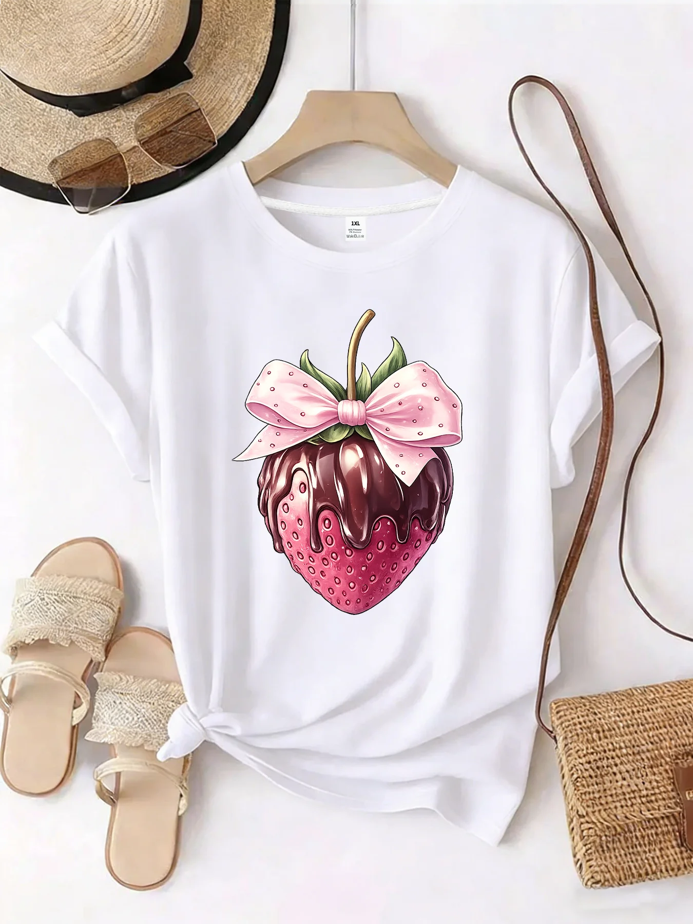 

【WZM101482】Creative strawberry print plus size women's round neck summer casual short sleeved street fashion versatile T-shirt
