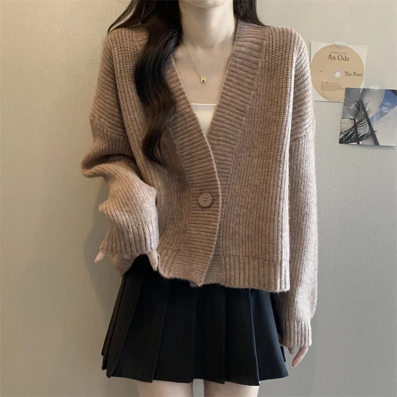 

Autumn and Winter New Button Women's Sweater Fashionable and Elegant Women's Long-sleeved Knitwear Sweater Jacket