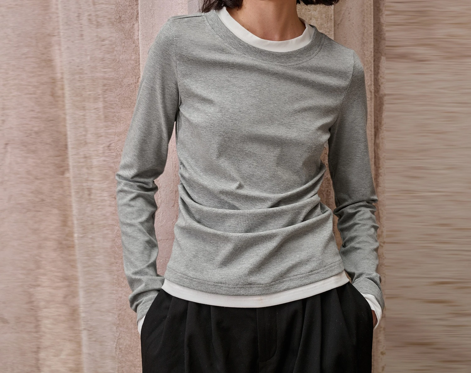 

2025 Autumn New Slim Fit Women's T-shirt with Pleated Collar and Commuter Base Top