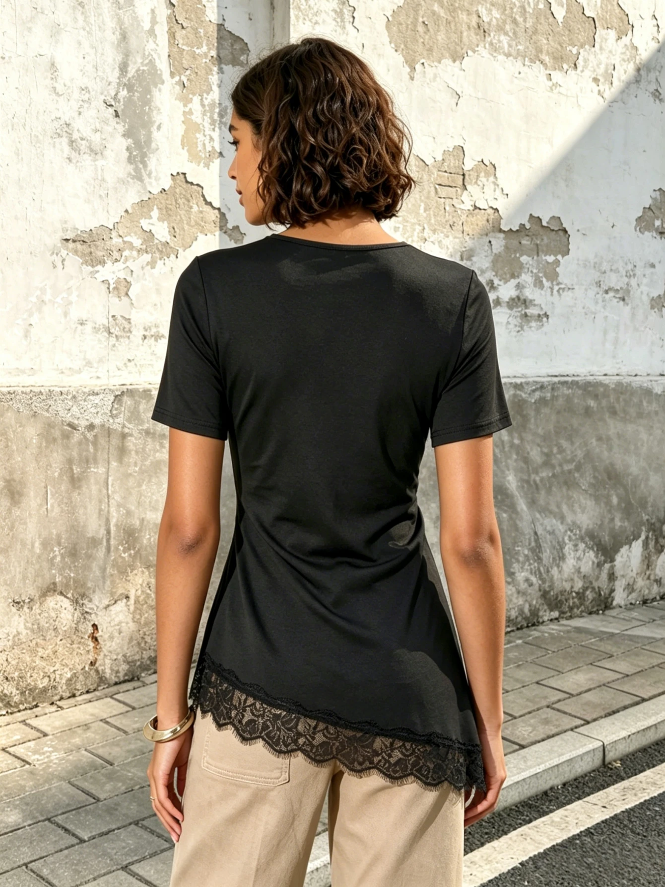 Damen-T-Shirt mit Rundhalsausschnitt, kurzen Ärmeln, geraffter Taille, Spitzenbesatz am Saum, unregelmäßiger, schmaler Schnitt, lässiges Alltags-Sommer-Oberteil – Detail 2