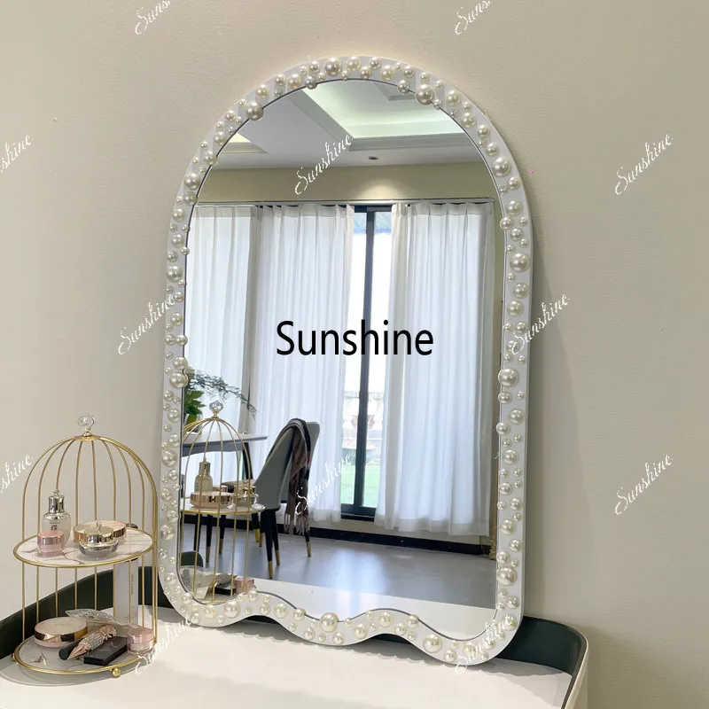 French creative makeup, special-shaped pearl mirror with lamp, bathroom wall hanging