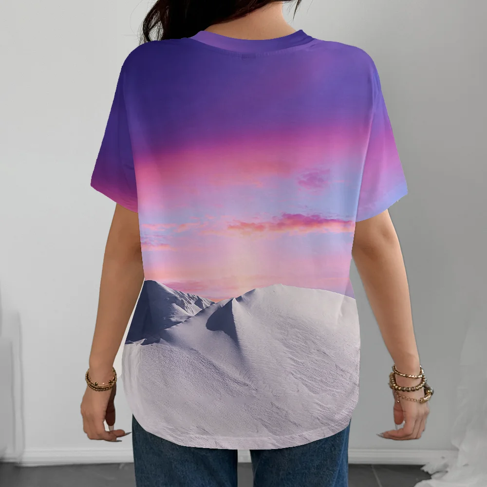 Camiseta de mujer con estampado de montaña y cielo degradado morado y rosa, inspirada en el arte y la naturaleza, informal, de verano, de manga corta