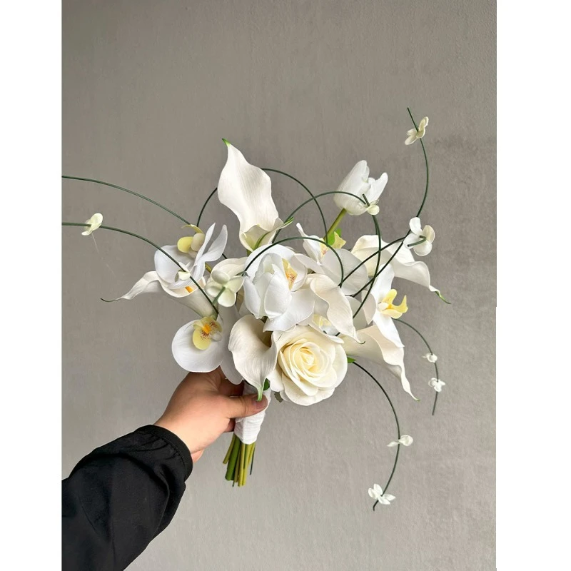 Korean simple small fresh white bouquet simulated flower outdoor travel photography wedding dress photography