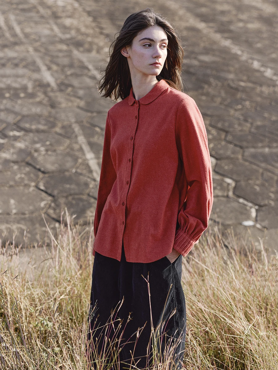 

Оригинальный дизайн, чистый хлопок, фланель, японская повседневная рубашка с плиссированными полосками на манжетах, красный цвет, женская, свободный крой, дышащая, летняя.