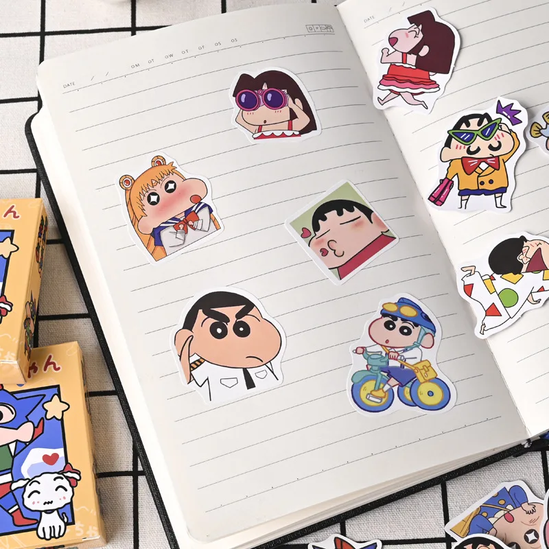 W pudełku 60 sztuk/zestaw kreskówkowa kredka Anime Shin-chan Kawaii figurka wodoodporna Graffiti bagażnik na laptopa kubek deskorolka naklejka do