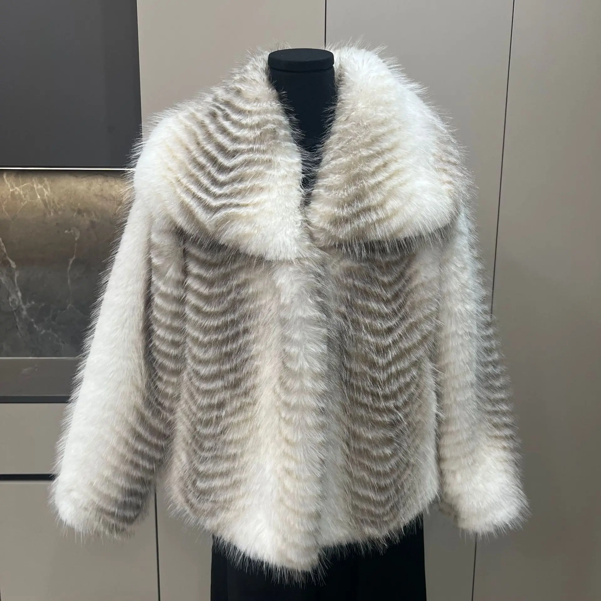 

Lapel Short Women's Faux Fur Jacket Fish Pattern Winter Plush Coat Leather and Fur Stylish Furry Jacket Long Sleeves Warm Fluffy