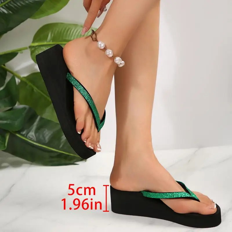 Bequeme Plateau-Keilabsatz-Flip-Flops für Damen – Sommer 2026 – Weiche, dicksohlige Strandpantoletten – Damen-Sandalen mit Absatzhöhe – Detail 10