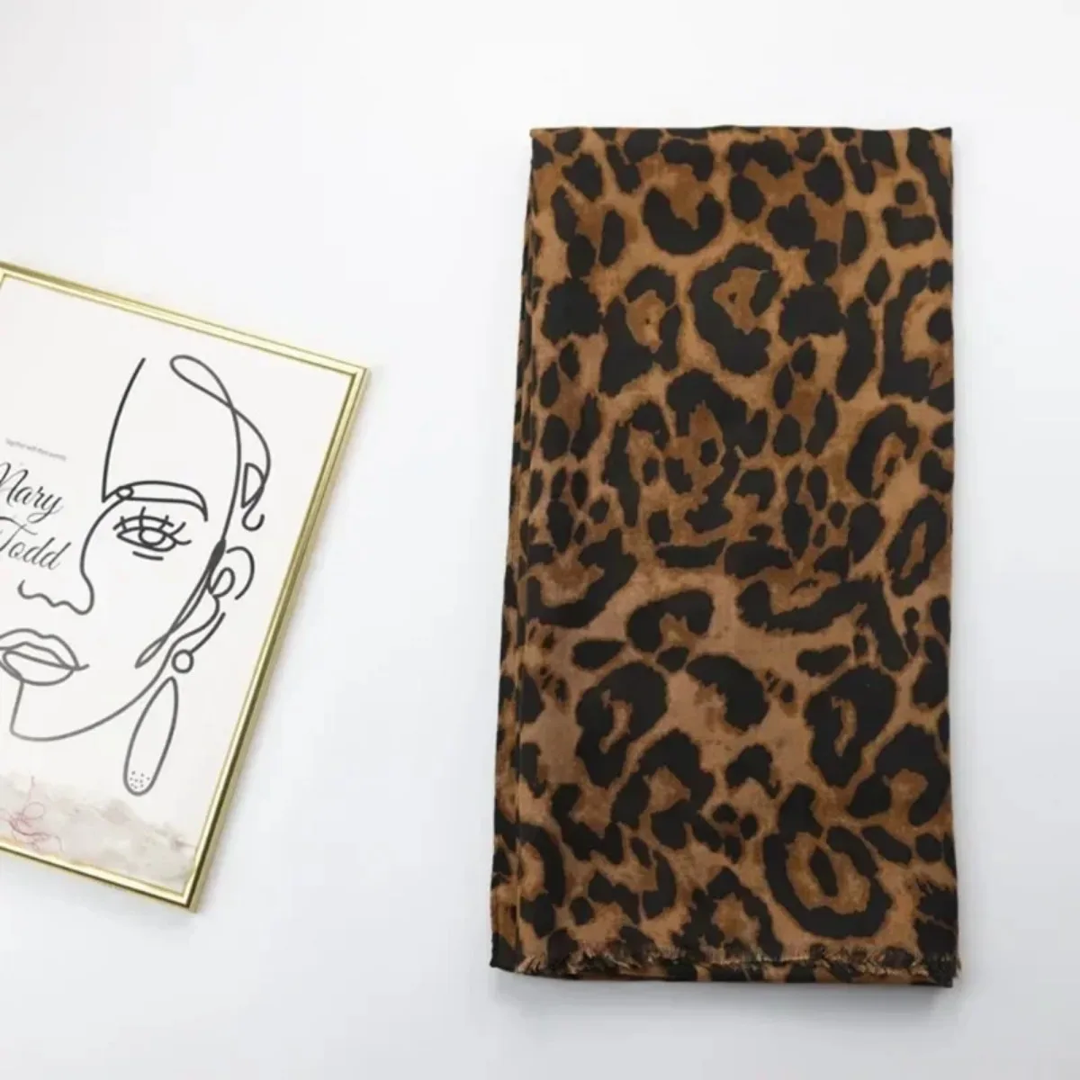 New Scarf Autumn/winter Sexy Leopard Print Headscarf Ladies Fashion Wear Shawl Highlights Female Charm Clothing Accessories