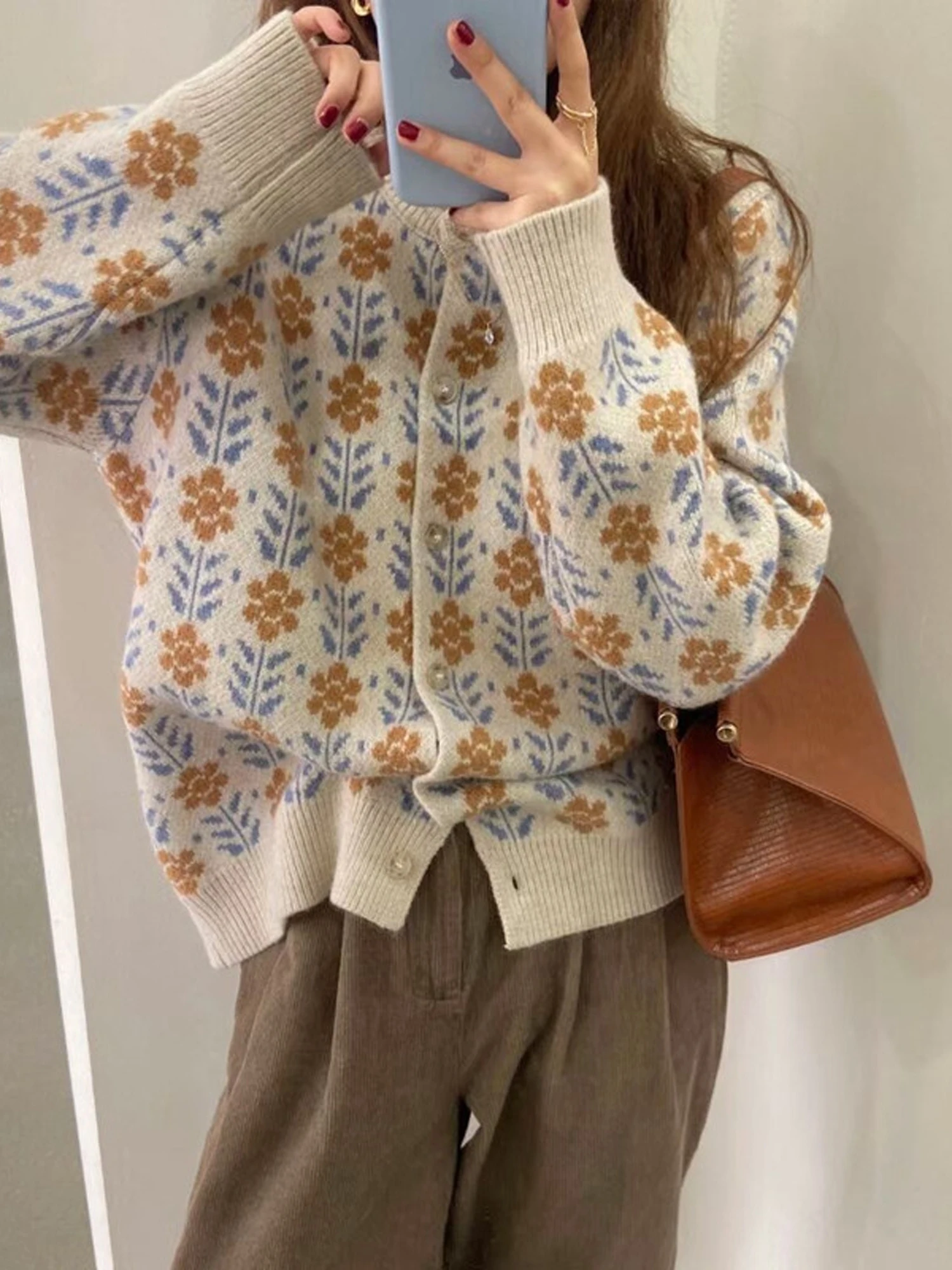 Retro Knitted Button-Up Sweater Women's Autumn Winter Slimming Outerwear round Neck Floral Embroidery Versatile Fashionable