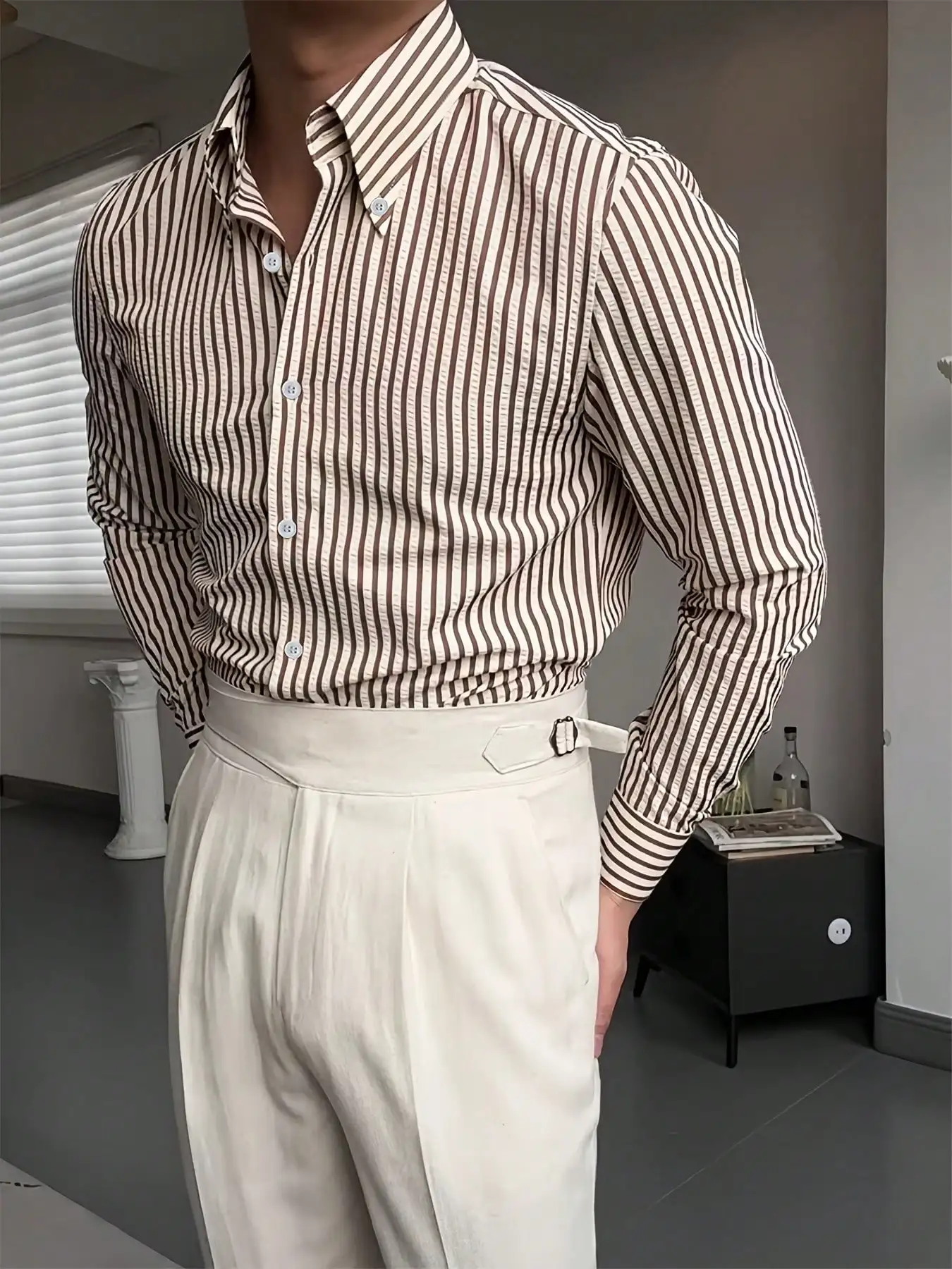 

Мужская рубашка с длинным рукавом и отложным воротником в полоску, из легкой плиссированной фактурной ткани, в повседневном минималистичном стиле