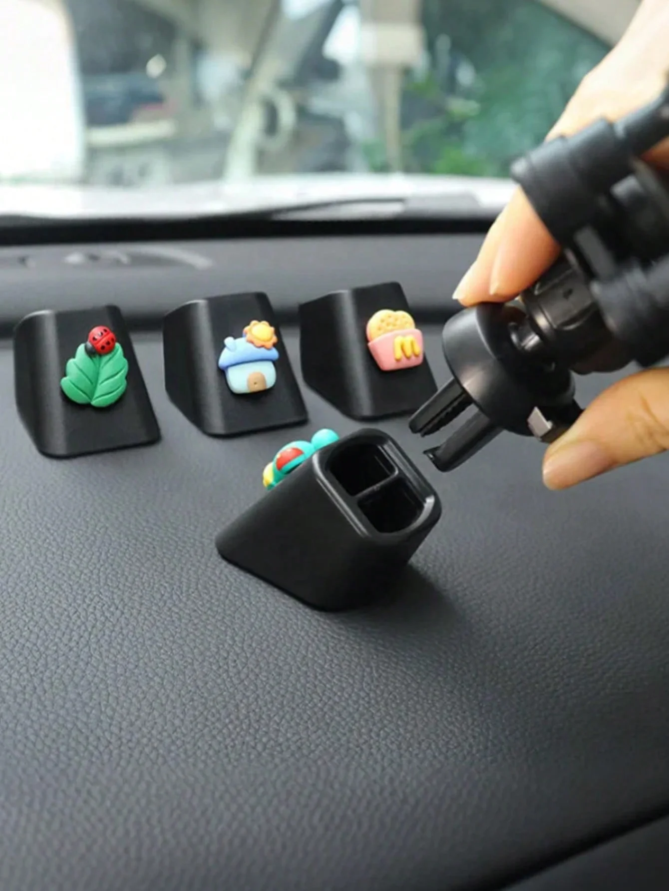 Universal Car Phone Holder - Adjustable Dashboard and Air Vent Clamp Mount, L-Shaped, Interoperable with Non-Rechargeable Plasti