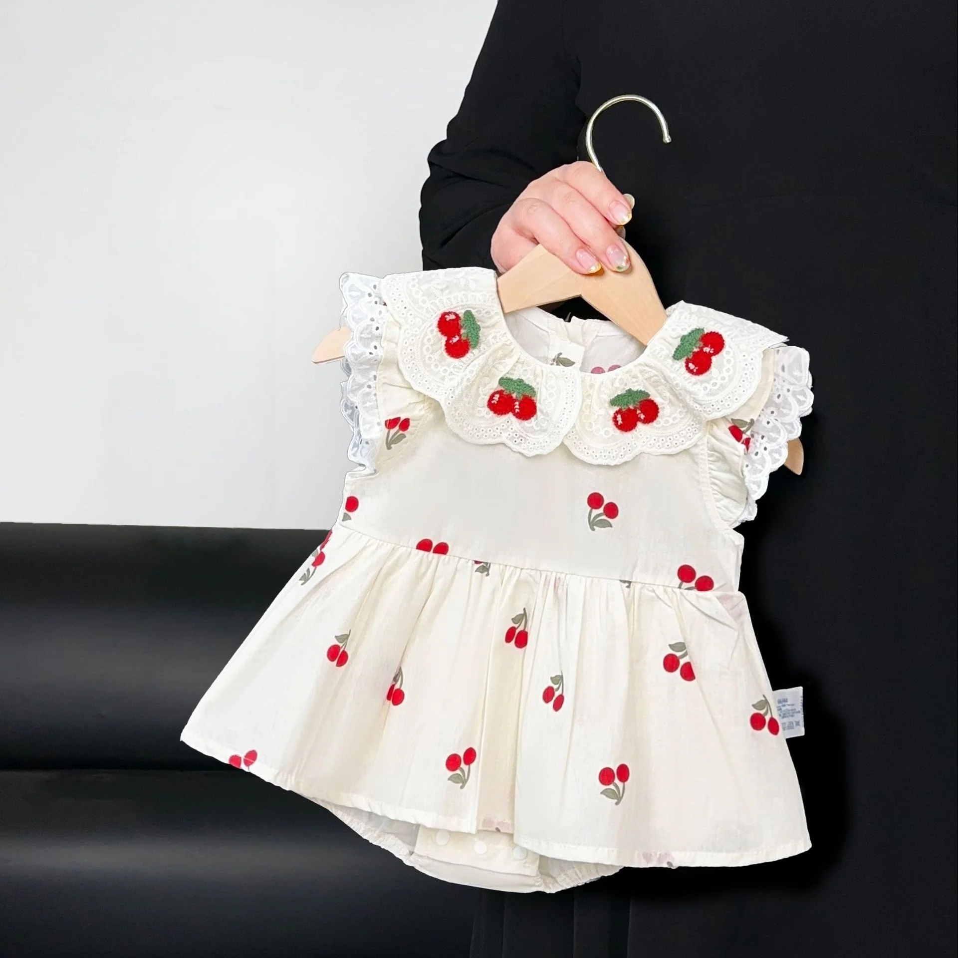 Nuevo Vestido Enterizo de Verano 2026 para Bebé Niña de 0 a 2 Años, Diseño de Cerezas, Algodón Puro Fino, Cuello de Encaje y Mangas con Volantes, Estilo Princesa