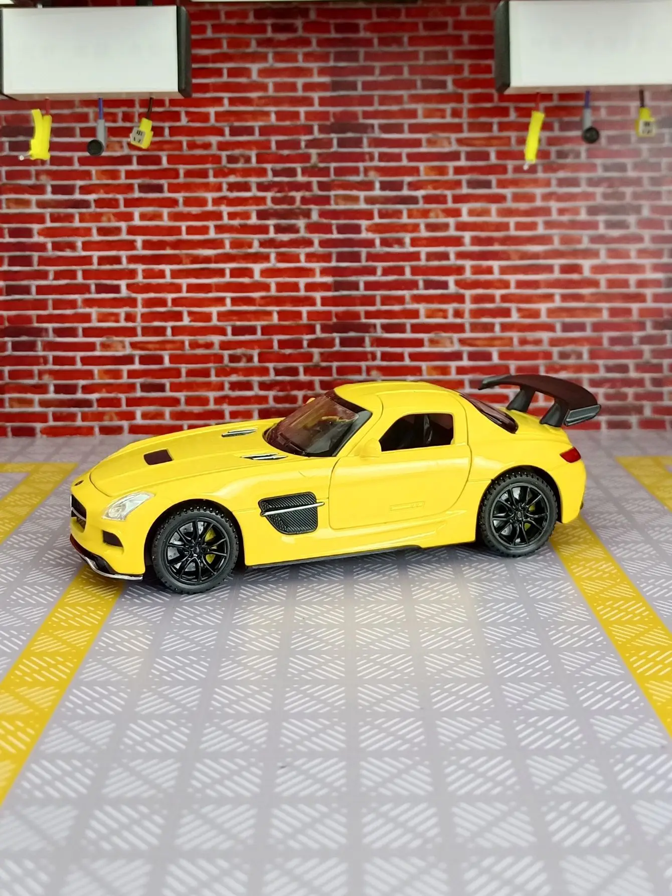 Coleção de ornamentos de modelo de carro de liga 1:32 SLS, portas e capô do motor, porta-malas pode ser aberto, presente de carro de brinquedo infantil