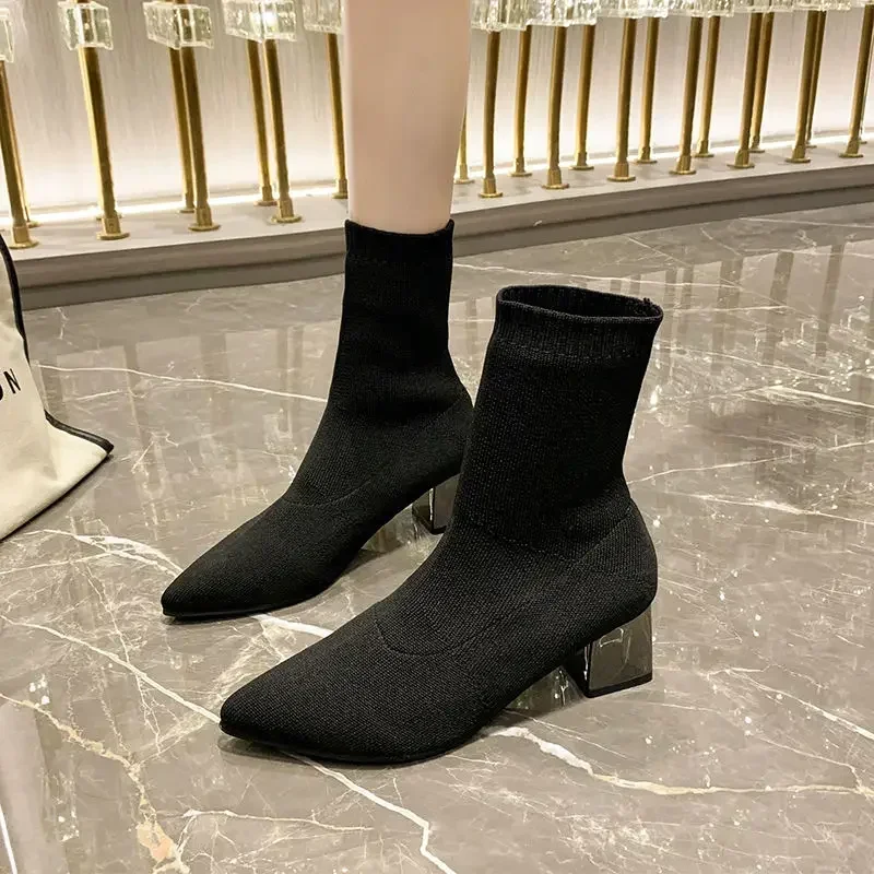 Sepatu bot pendek ujung runcing untuk wanita, sepatu bot hitam hangat ukuran besar di musim semi bahan Pu untuk wanita 2024