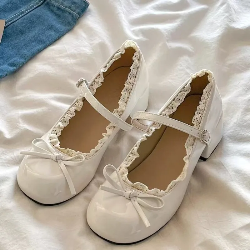 Women Mary Jane Pumps White Patent Leather Lace Trim Bow Block Heel Shoes Sweet Vintage Wedding Party Dress Low Heel Dress Shoes