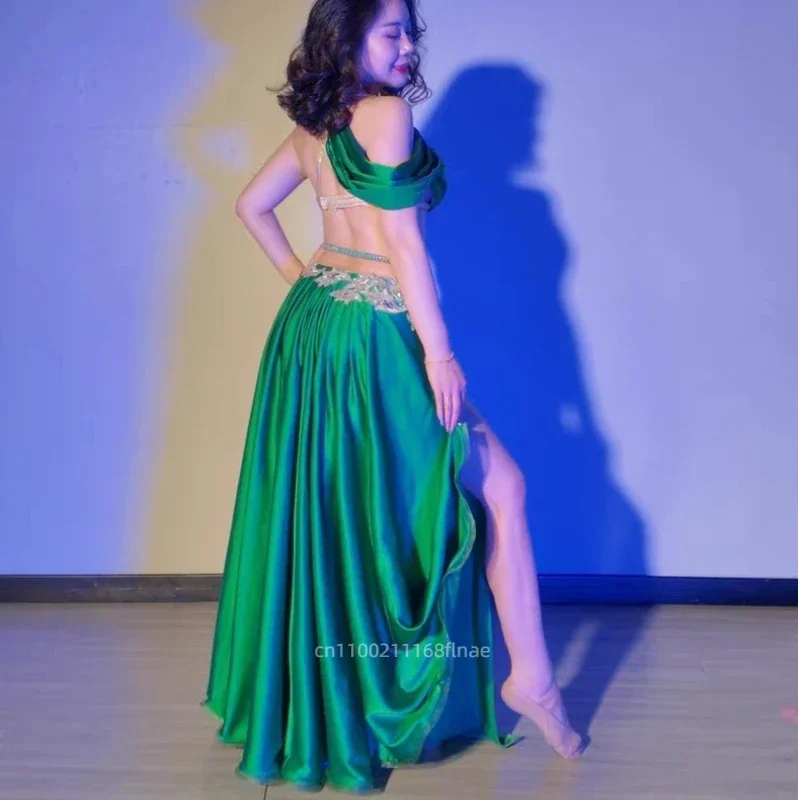 ชุดการแสดงระบำหน้าท้องแบบตะวันออกสำหรับผู้หญิง ชุดแข่งขันประดับเพชร บราแบบสายรัด กระโปรงทรงแยกชายครุยใหญ่ เซ็กซี่