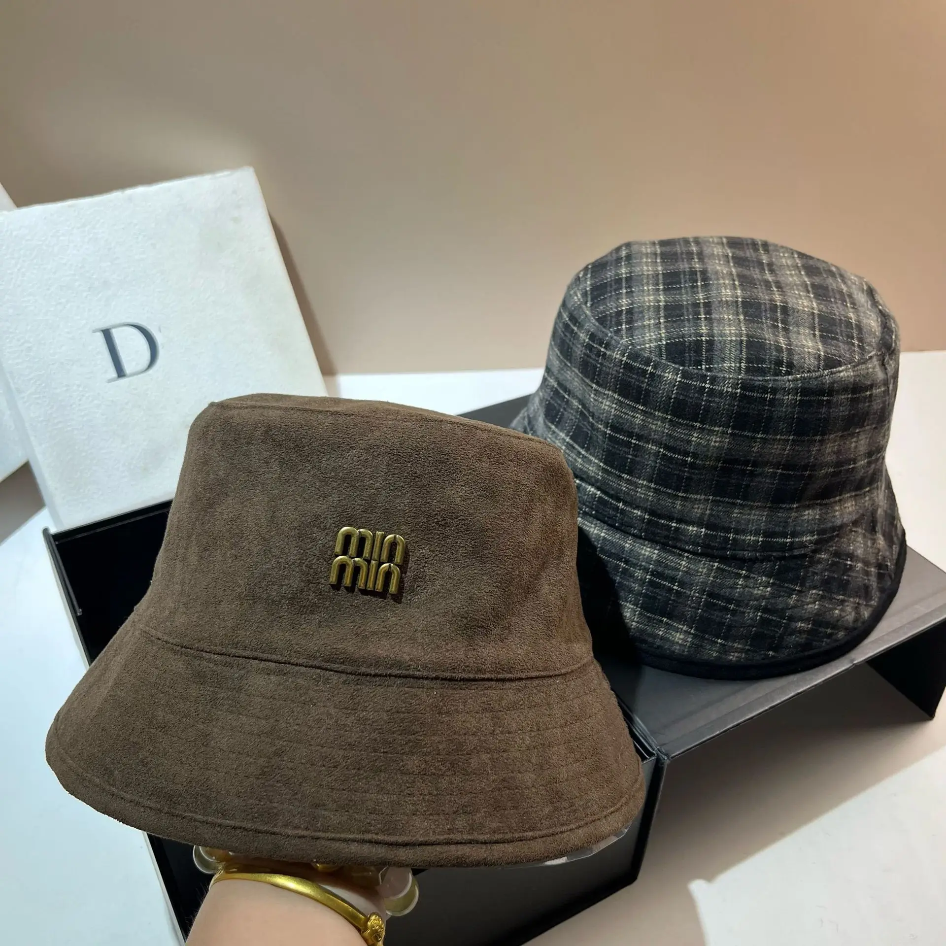 

2-Sided Reversible Bucket Hat Suede & Plaid Winter Hat for Women Men Unisex Soft Outdoor Fall Travel Daily Casual