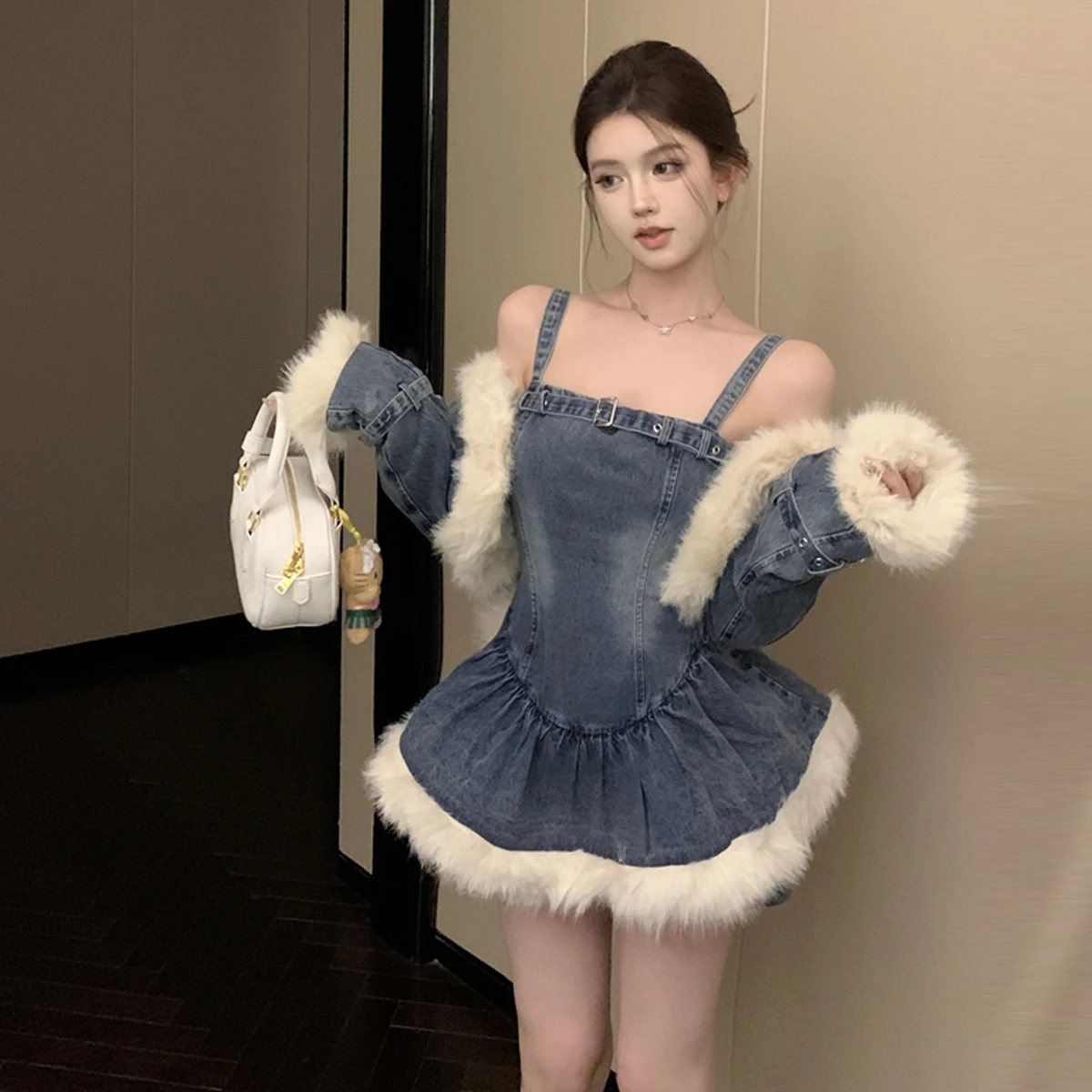 Conjunto de Dos Piezas de Moda Femenina: Chaqueta Vaquera Tipo Cárdigan Abierto de Manga Larga con Cuello de Piel Retro y Ves...