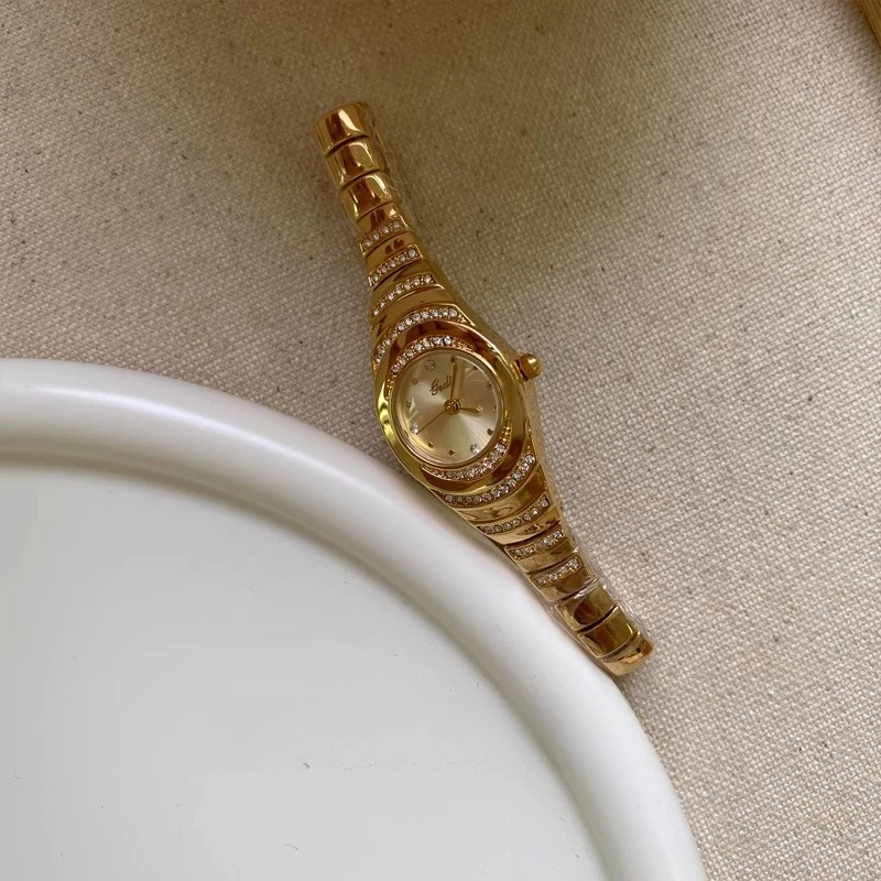 Нишевый дизайн Изысканный маленький циферблат с бриллиантовым золотым светом Роскошные часы-цепочка Женские маленькие золотые часы