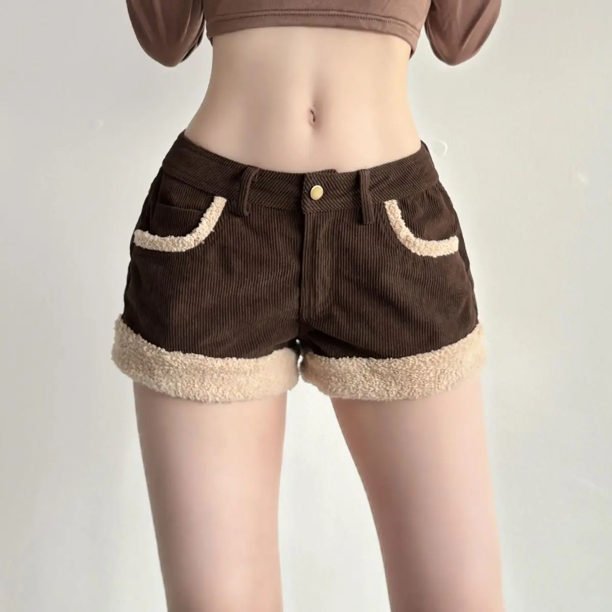 

Japan Lamb Wool Spliced ​​Corduroy Low-Waist Shorts Autumn And Winter Layered Versatile Casual Pants Women